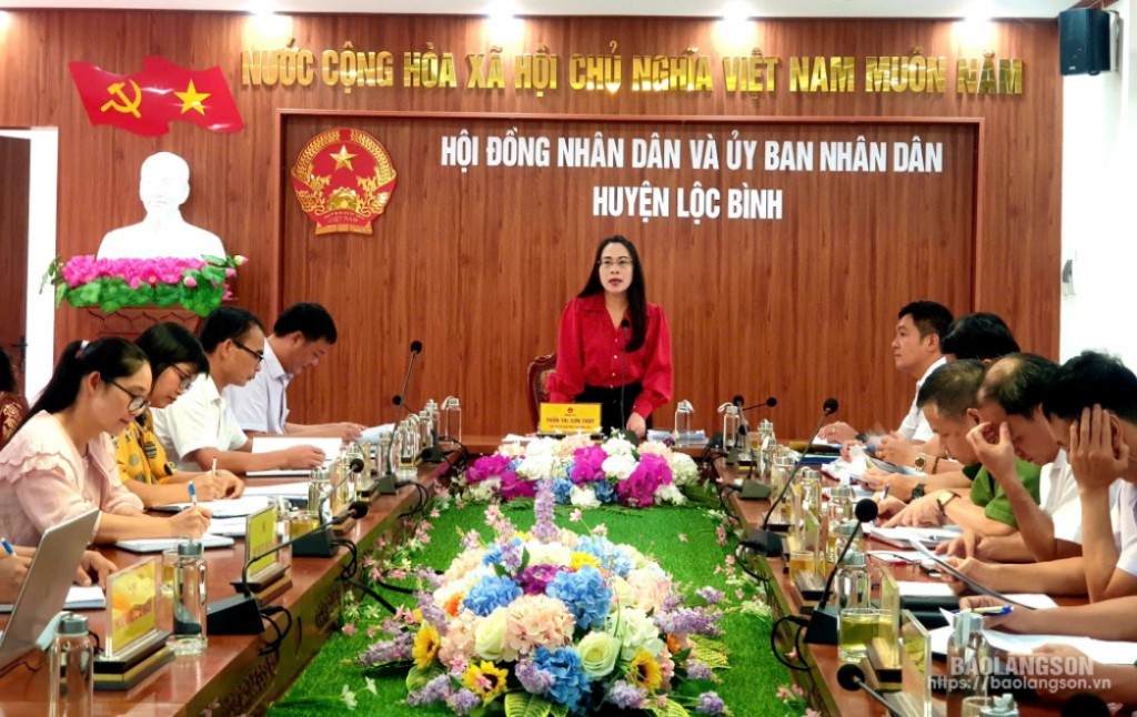 
Đồng chí Trần Thị Sơn Thuỳ, Phó Trưởng ban Thường trực Ban Pháp chế HĐND tỉnh, Trưởng đoàn phát biểu ý kiến tại buổi khảo sát
