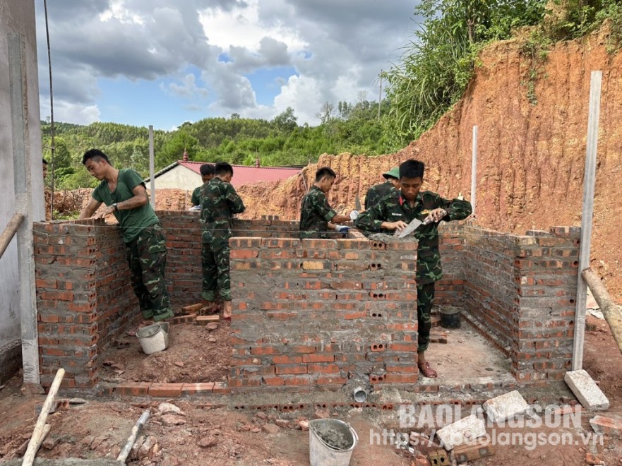 Cán bộ, chiến sĩ lực lượng vũ trang tỉnh giúp đỡ hộ nghèo ở xã Xuân Dương, huyện Lộc Bình xây dựng nhà ở