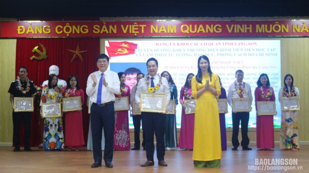 Lãnh đạo Đảng ủy Khối Các cơ quan tỉnh và Lãnh đạo Ban Tuyên giáo Tỉnh ủy trao giấy khen của Ban Thường vụ Đảng ủy khối các cơ quan tỉnh cho cá nhân đạt thành tích xuất sắc trong học tập và làm theo tư tưởng, đạo đức, phong cách Hồ Chí Minh tại chương trình biểu dương vào tháng 5/2024