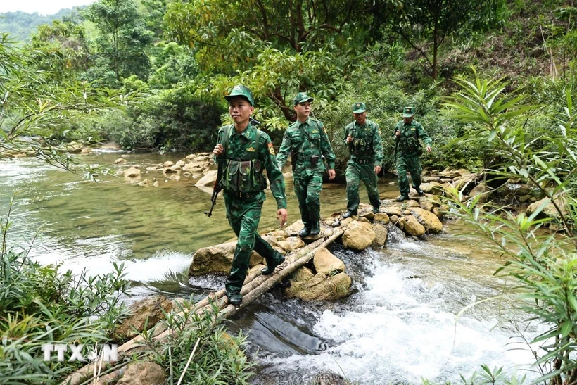 Cán bộ, chiến sỹ Đồn Biên phòng Hướng Lập tuần tra trên địa bàn. (Ảnh: Minh Đức/TTXVN)