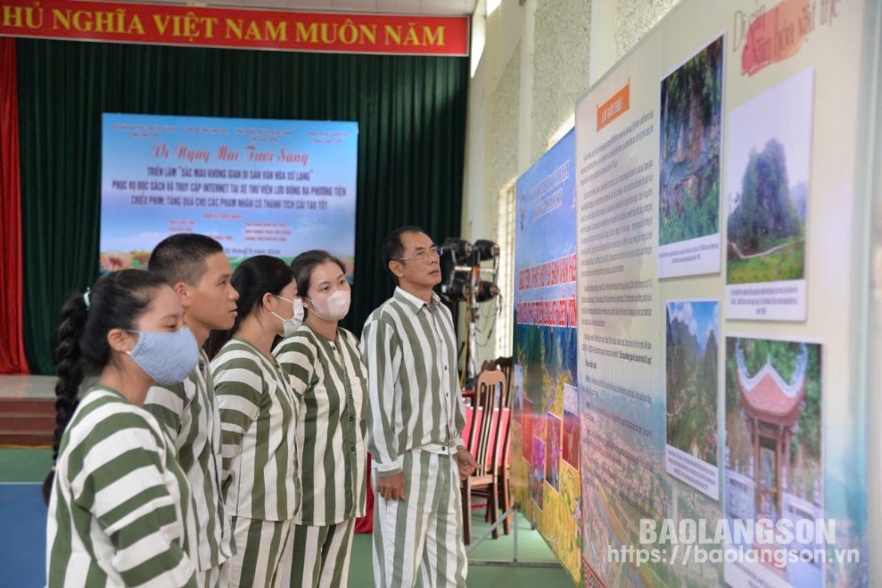 Phạm nhân tham quan triển lãm chuyên đề “Sắc màu không gian di sản văn hóa Xứ Lạng”