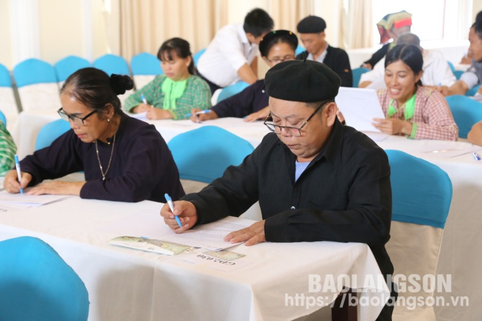 Học viên làm bài thi môn tiếng Việt tại ngày hội