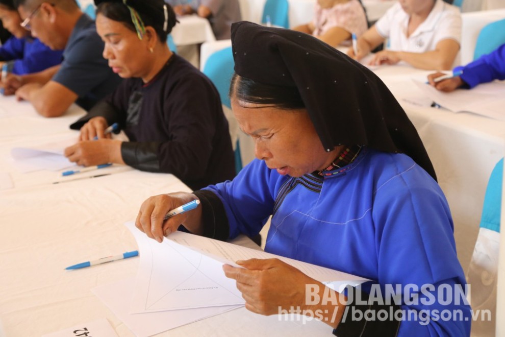 Học viên làm bài thi tại ngày hội giao lưu Toán, tiếng Việt