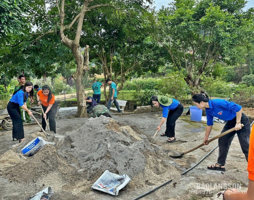 Đoàn viên thanh niên tham gia hoạt động làm đường bê tông