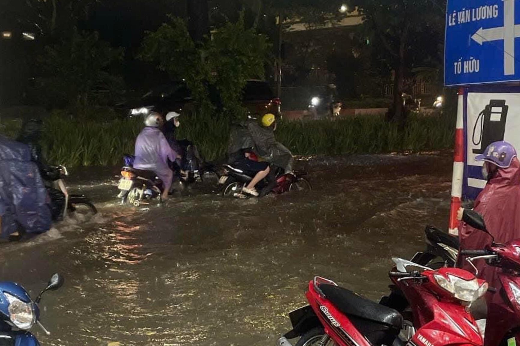 Tại đường Láng (quận Đống Đa, Hà Nội), nước ngập quá nửa bánh xe.