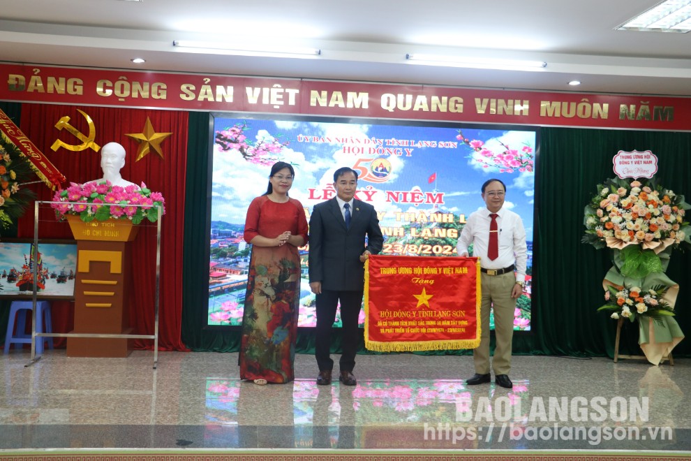 
Đại diện lãnh đạo HĐY Việt Nam trao Cờ thi đua xuất sắc cho HĐY tỉnh vì đã có thành tích xuất sắc trong 50 năm xây dựng tổ chức hội
