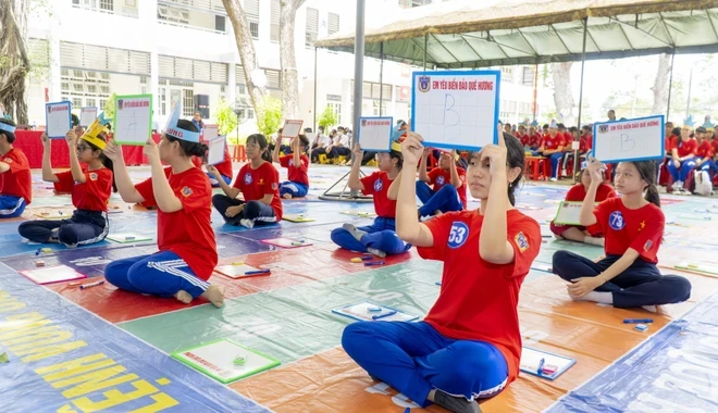 Thí sinh tham gia cuộc thi “Em yêu biển, đảo quê hương” tại tỉnh Bến Tre, hồi cuối tháng Ba vừa qua. (Ảnh: Huỳnh Phúc Hậu/TTXVN)