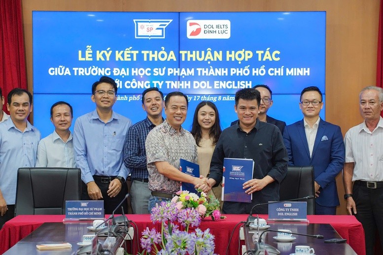 GS.TS Huỳnh Văn Sơn - Hiệu trưởng Trường ĐH Sư phạm TPHCM và ông Lê Đình Lực ký biên bản hợp tác nâng cao năng lực ngoại ngữ ngay từ trên ghế giảng đường