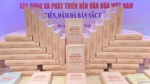 Cuốn sách Xây dựng và phát triển nền văn hóa Việt Nam tiên tiến, đậm đà bản sắc dân tộc. (Ảnh: VOV)