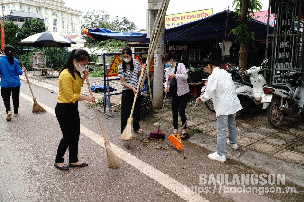 Người dân ra quân dọn vệ sinh môi trường nơi công cộng