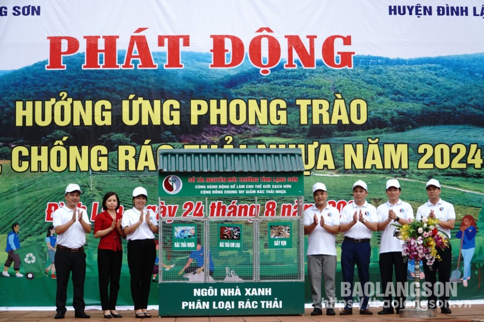 Tại buổi lễ, Ban Tổ chức trao tặng 