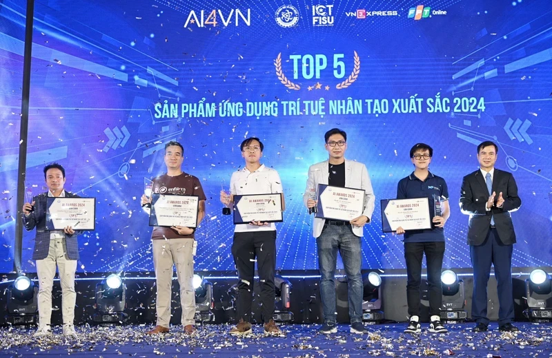 Thứ trưởng Khoa học và Công nghệ Bùi Thế Duy trao giải cho Top 5 sản phẩm, giải pháp, nền tảng ứng dụng AI xuất sắc.