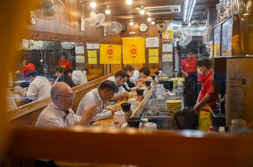 Thực khách thưởng thức mì ramen trong một quán ăn lâu đời ở Tokyo, Nhật Bản. Ảnh: The Washington Post 