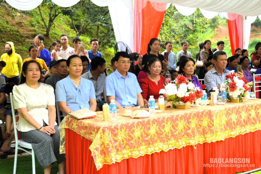 Các đại biểu tham dự chương trình khai mạc mùa hạt dẻ xã Quảng Lạc năm 2024