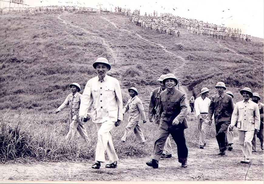 Chủ tịch Hồ Chí Minh và Đại tướng Võ Nguyên Giáp thăm và động viên các đơn vị bộ đội đang diễn tập chiến đấu tại Sơn Tây, ngày 27-4-1957. Ảnh tư liệu 