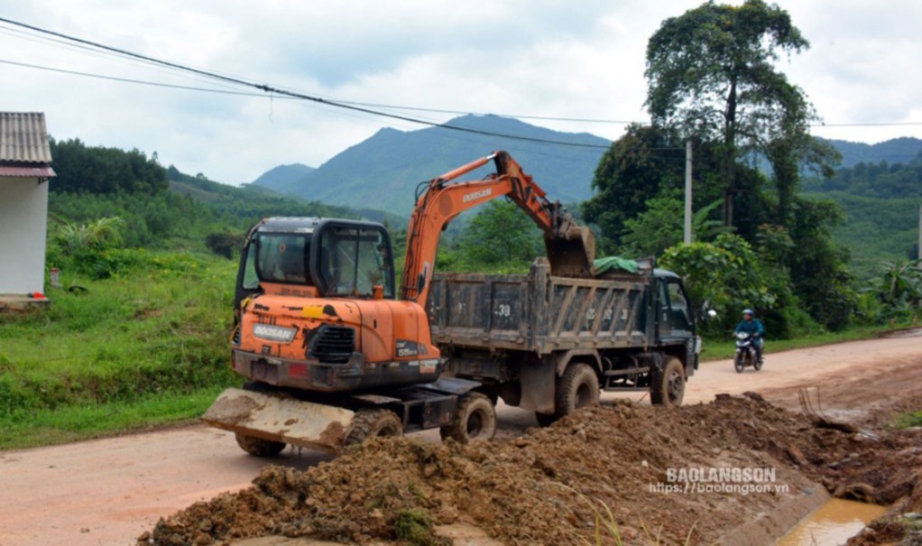 Xử lý điểm sạt trên đường tỉnh 237, đoạn qua địa bàn xã Xuân Dương, huyện Lộc Bình