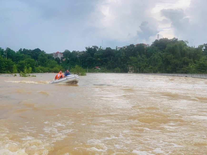 Lực lượng chức năng tăng cường kiểm tra, cảnh báo cho người dân. Ảnh: Baocaobang.vn 