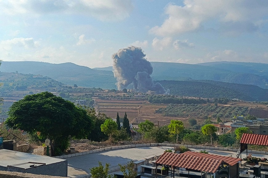 Khói bốc lên từ một khu vực thuộc miền Nam Lebanon do giao tranh giữa Israel và lực lượng Hezbollah, ngày 25-8. Ảnh: Bloomberg