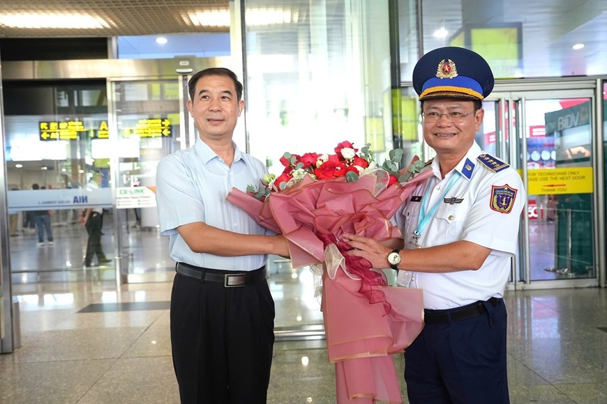 Đại tá Lê Huy, Phó chủ nhiệm Chính trị Cảnh sát biển Việt Nam tặng hoa Thiếu tướng Lưu Hậu Kiệt, Phó chính ủy Cảnh sát biển Trung Quốc.  