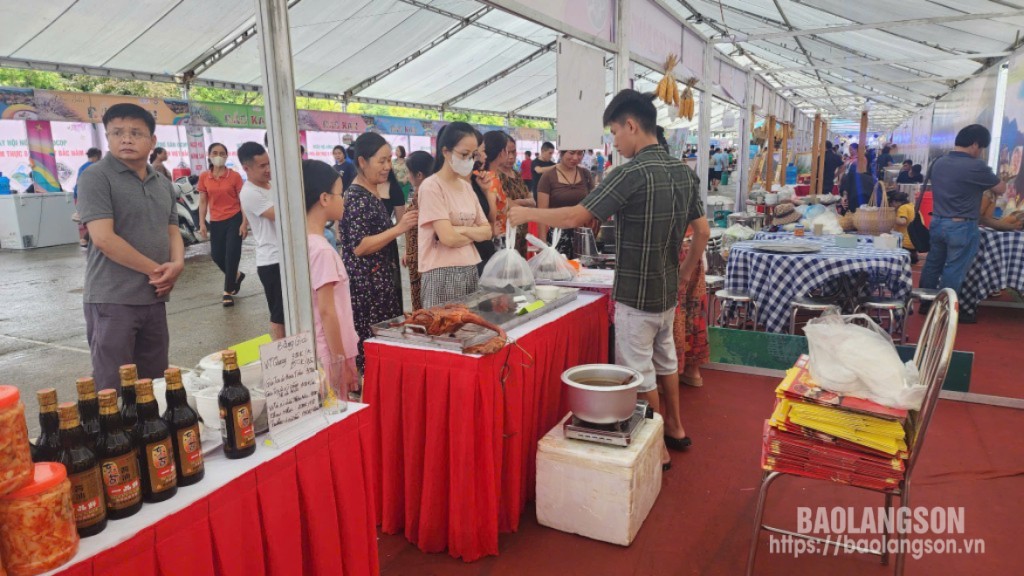 Khách hàng tham quan, tỉm hiểu sản phẩm tại gian hàng trưng bày của tỉnh Lạng Sơn