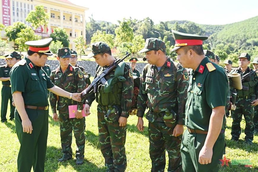 Thiếu tướng Hà Tất Đạt, Phó tư lệnh Quân khu 3 kiểm tra luyện tập các phương án SSCĐ tại Ban CHQS huyện Bình Liêu. 