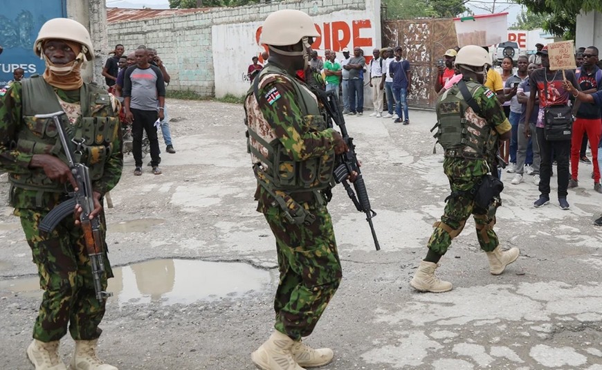 Cảnh sát Kenya tuần tra tại một khu vực ở thủ đô Port-au-Prince, Haiti. Ảnh: CNN