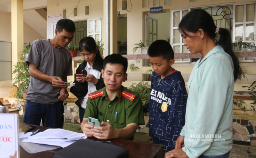 Người dân xã Yên Khoái, huyện Lộc Bình được Công an xã hướng dẫn đăng ký thủ tục cấp thẻ căn cước cho trẻ dưới 14 tuổi