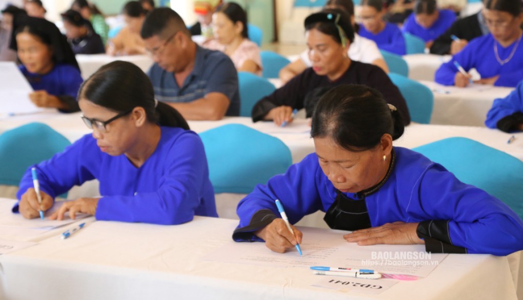 Học viên tham gia làm bài thi tại ngày hội giao lưu Toán, tiếng Việt