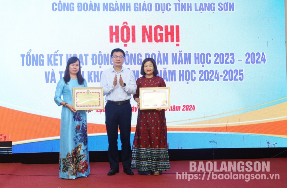 Lãnh đạo Công đoàn Giáo dục Việt Nam trao Bằng khen cho tập thể và cá nhân có thành tích xuất sắc trong năm học