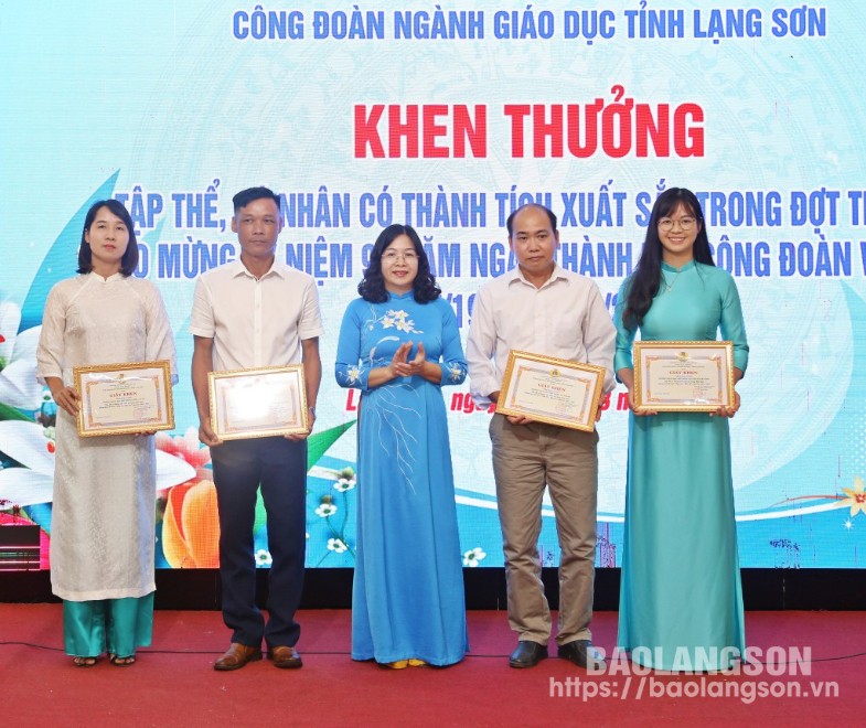 
Lãnh đạo Công đoàn ngành Giáo dục tỉnh khen thưởng các công đoàn cơ sở xuất sắc trong thực hiện hoạt động công đoàn năm học 2023 - 2024
