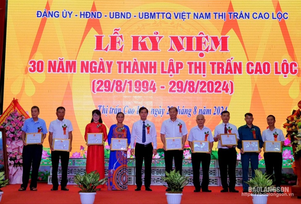 Lãnh đạo UBND huyện Cao Lộc trao tặng giấy khen của Chủ tịch UBND huyện cho các hộ gia đình và cá nhân có thành tích xuất sắc trong đợt thi đua chào mừng 30 năm ngày thành lập thị trấn