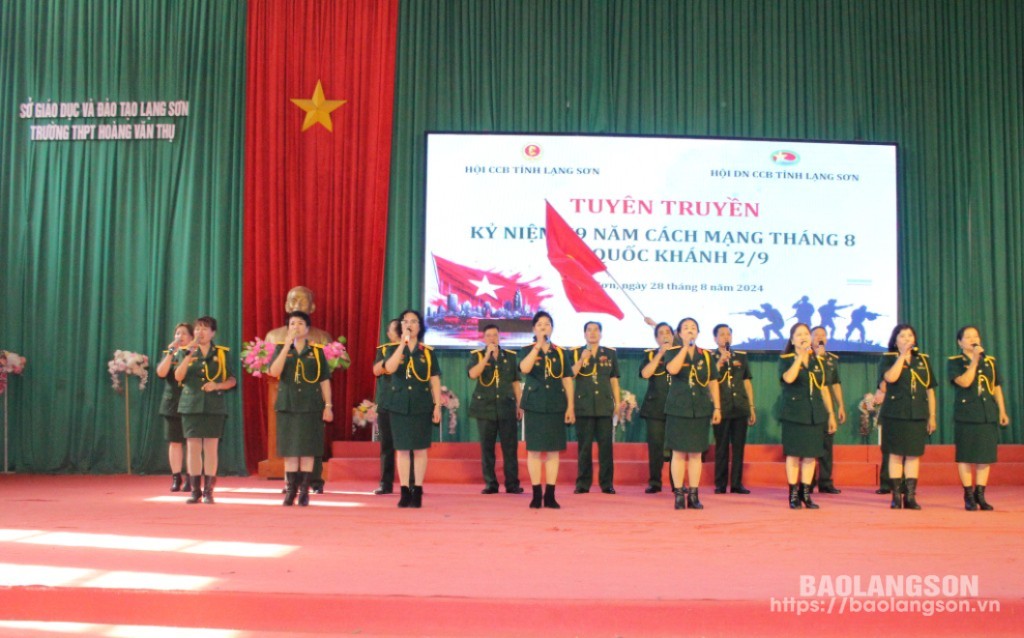 Câu lạc bộ văn nghệ tuyên truyền “Người lính hát tình ca” biểu diễn tại chương trình