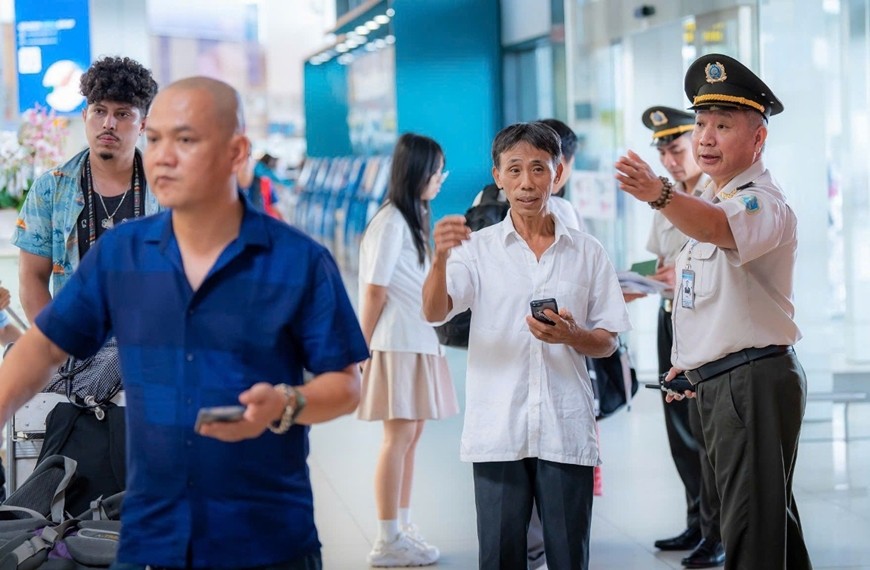 Lực lượng an ninh hàng không hướng dẫn hành khách tại Cảng hàng không quốc tế Nội Bài. Ảnh: NIA 