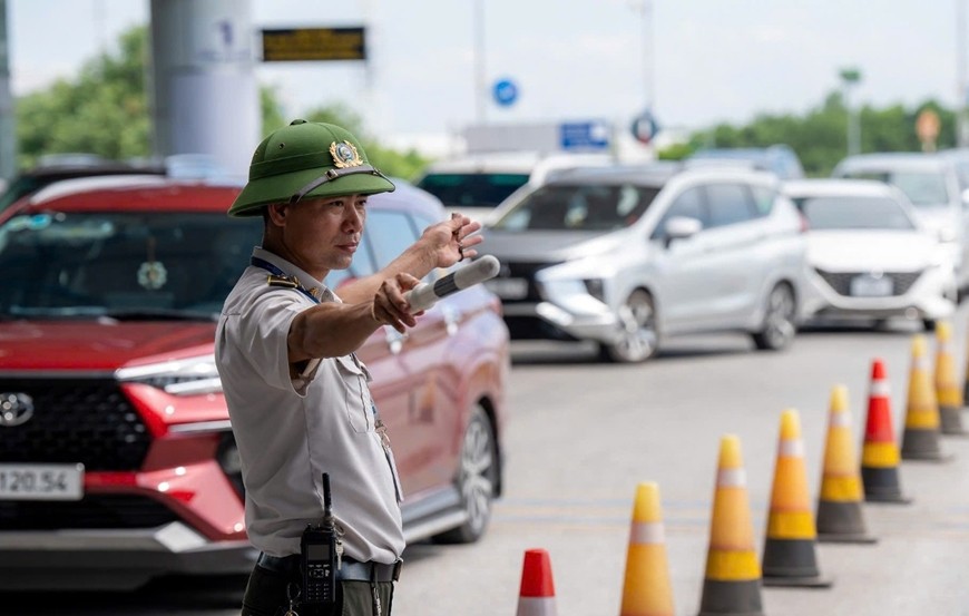 Phân luồng giao thông tại khu vực trước nhà ga hành khách. Ảnh: NIA 