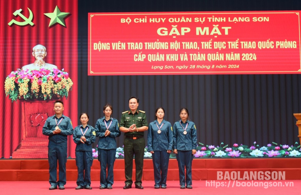 Lãnh đạo Bộ CHQS tỉnh trao huy chương vàng, bạc, đồng cho các cá nhân có thành tích tham gia hội thao