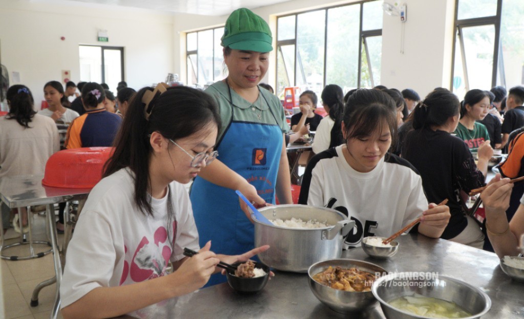 Học sinh Trường THPT Dân tộc nội trú tỉnh ăn trưa tại trường