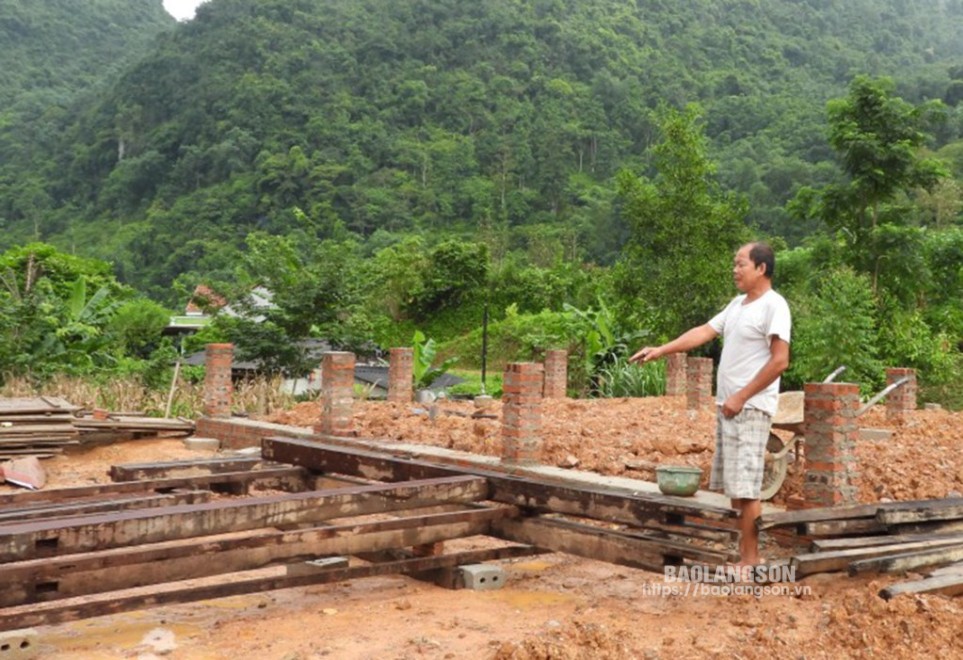 Hộ ông Hoàng Xuân Trường, thôn Nà Cốc, xã Hoàng Văn Thụ, huyện Bình Gia (được hỗ trợ theo dự án 5) hoàn thành xây móng nhà ở  