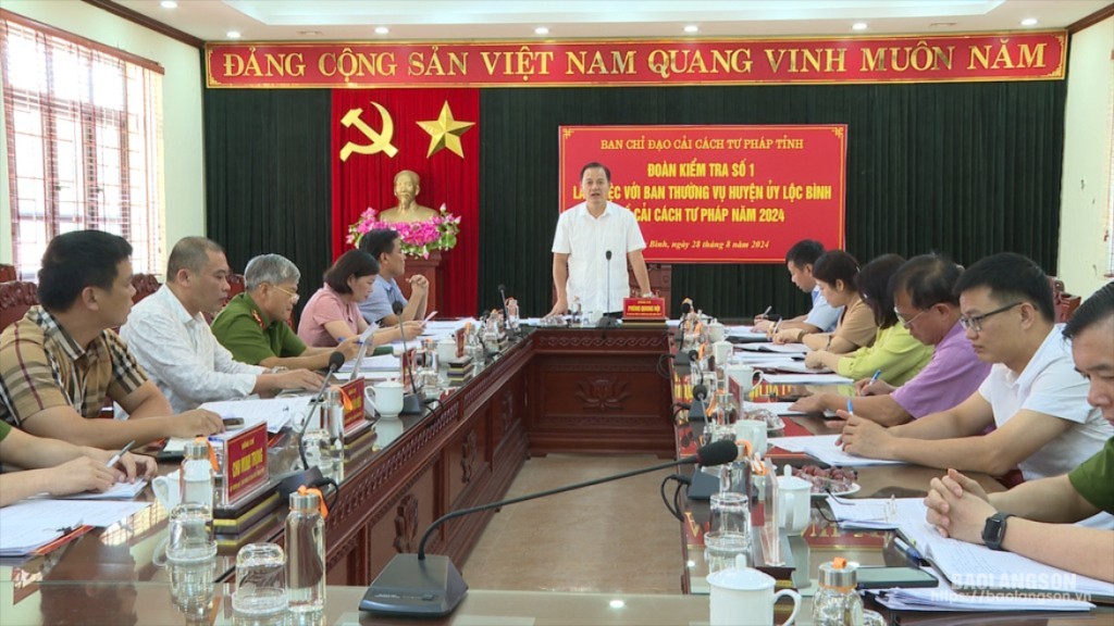 
Đồng chí Phùng Quang Hội, Ủy viên Ban Thường vụ Tỉnh ủy, Trưởng Ban Nội chính Tỉnh uỷ, Phó Trưởng Ban Thường trực Ban Chỉ đạo Cải cách tư pháp tỉnh phát biểu tại buổi làm việc
