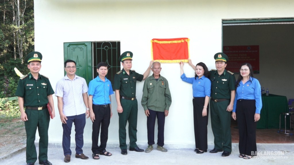 
Đại diện Lãnh đạo LĐLD tỉnh, Đồn Biên phòng Na Hình, chính quyền địa phương kéo băng khánh thành trao nhà cho gia đình ông Lý Chí Quang.
