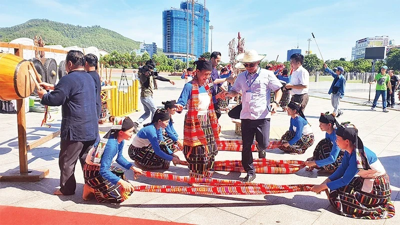 Trình diễn trích đoạn lễ hội Chá Mùn của người Thái đen (Thanh Hóa). (Ảnh: LƯƠNG TÙNG)