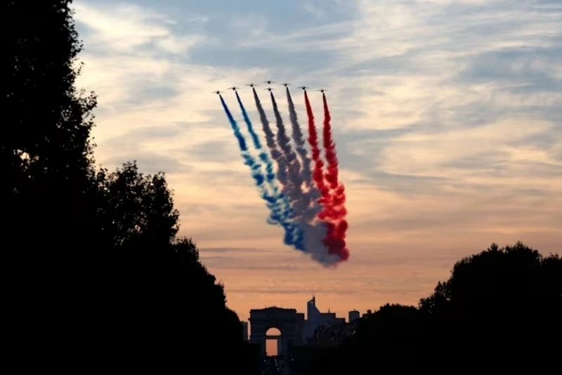 Làn khói ba màu biểu tượng cho quốc kỳ Pháp bay trên bầu trời Paris, mở màn cho cuộc diễu hành trên Đại lộ Champs-Elysées huyền thoại, với 184 đoàn thể thao từ khắp nơi trên thế giới. (Ảnh: Paris 2024)