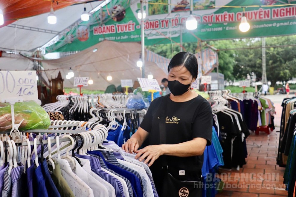 Người dân tham quan, mua sắm tại Hội chợ kích cầu hàng tiêu dùng thành phố Lạng Sơn 2024 