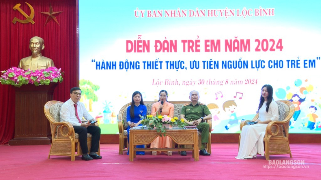 Lãnh đạo UBND huyện, lãnh đạo các ban, ngành, đoàn thể trao đổi, giải đáp những vấn đề trẻ em huyện Lộc Bình quan tâm