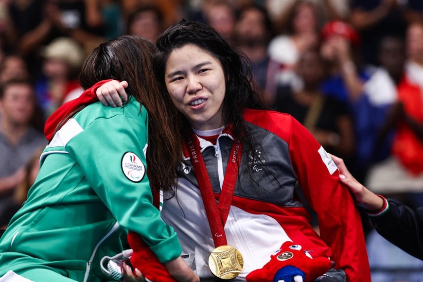 Yip Pin Xiu nhận thưởng huy chương vàng Paralympic Paris 2024. Ảnh: Getty 