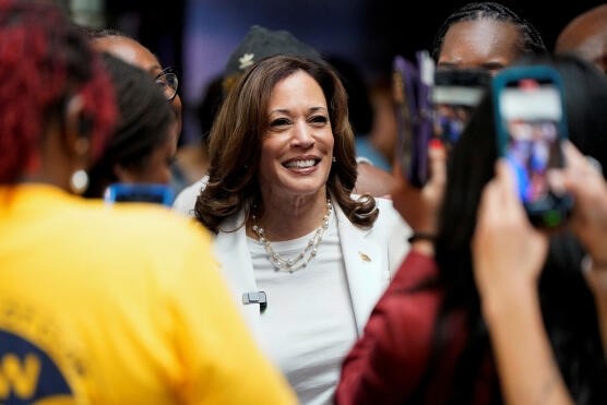 Bà Kamala Harris với những người ủng hộ ở Savannah, bang Georgia (Mỹ), ngày 29-8-2024.  Ảnh: REUTERS 