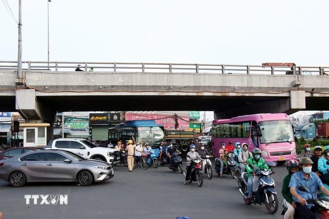 Cảnh sát giao thông điều tiết, phân luồng giao thông tại nút giao An Sương, Thành phố Hồ Chí Minh. (Ảnh: Tiến Lực/TTXVN)