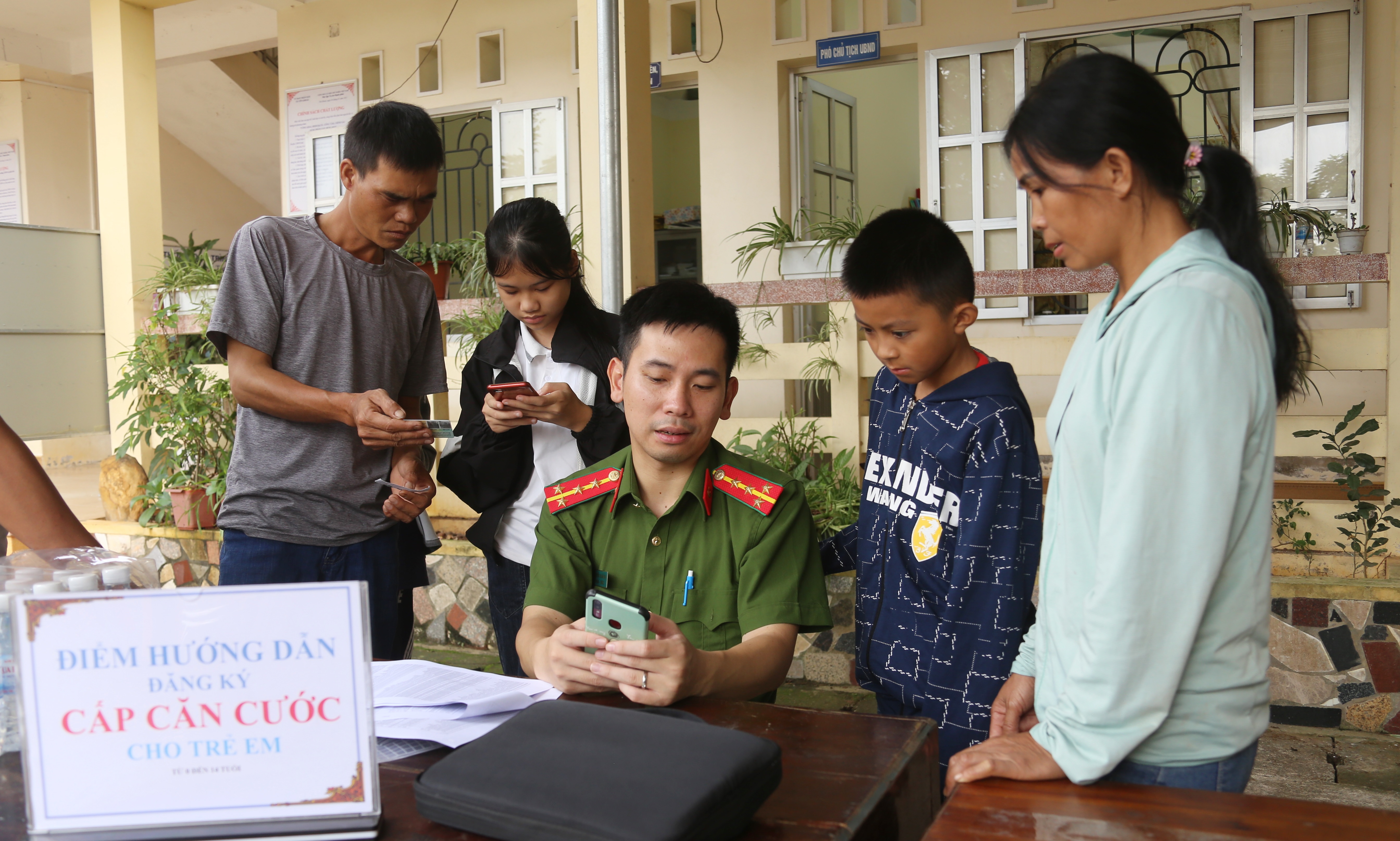 Công an xã Yên Khoái hướng dẫn phụ huynh thực hiện thủ tục đăng ký cấp thẻ căn cước cho công dân dưới 14 tuổi