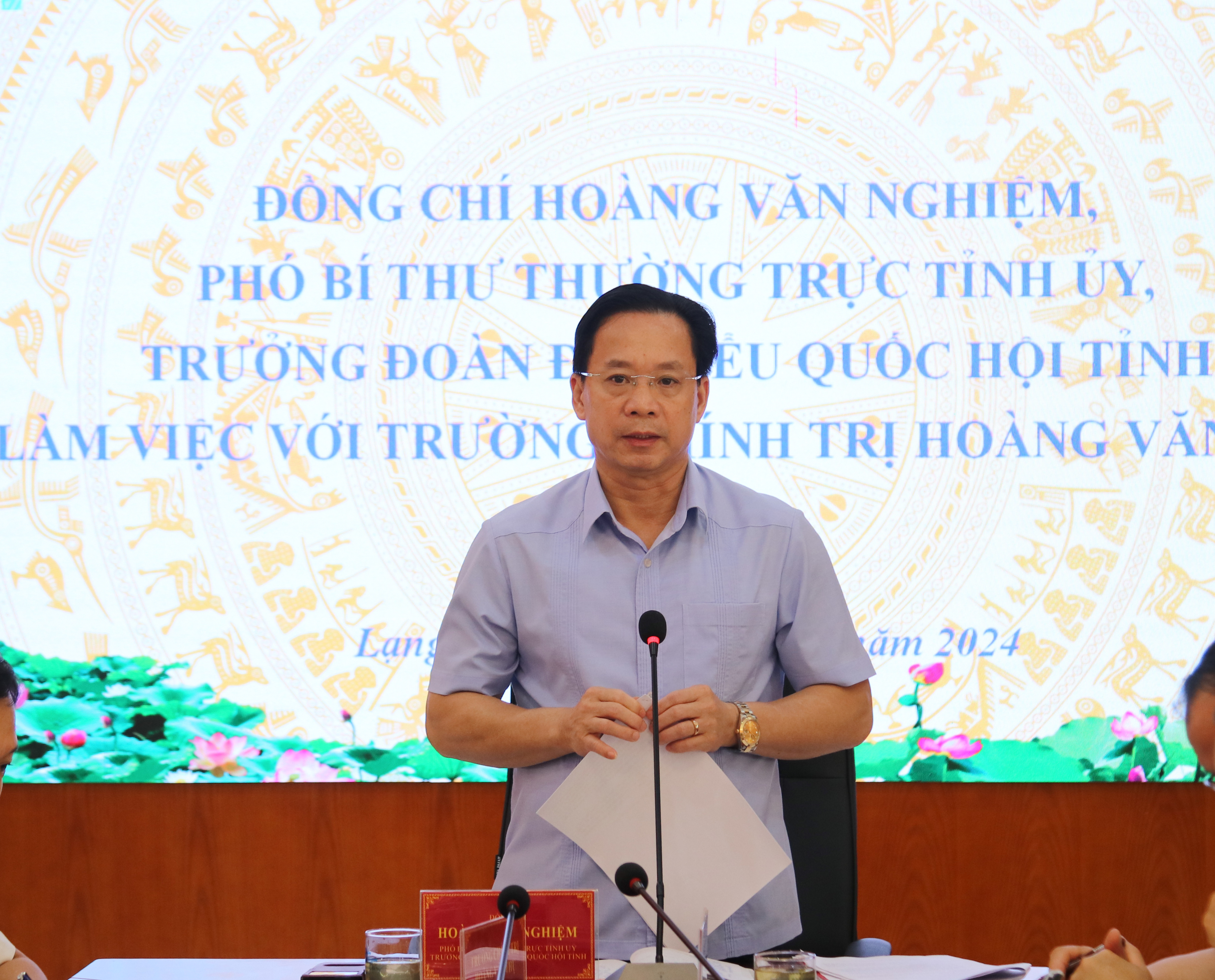 Đồng chí Hoàng Văn Nghiệm, Phó Bí thư Thường trực Tỉnh ủy, Trưởng Đoàn đại biểu Quốc hội tỉnh phát biểu tại buổi làm việc