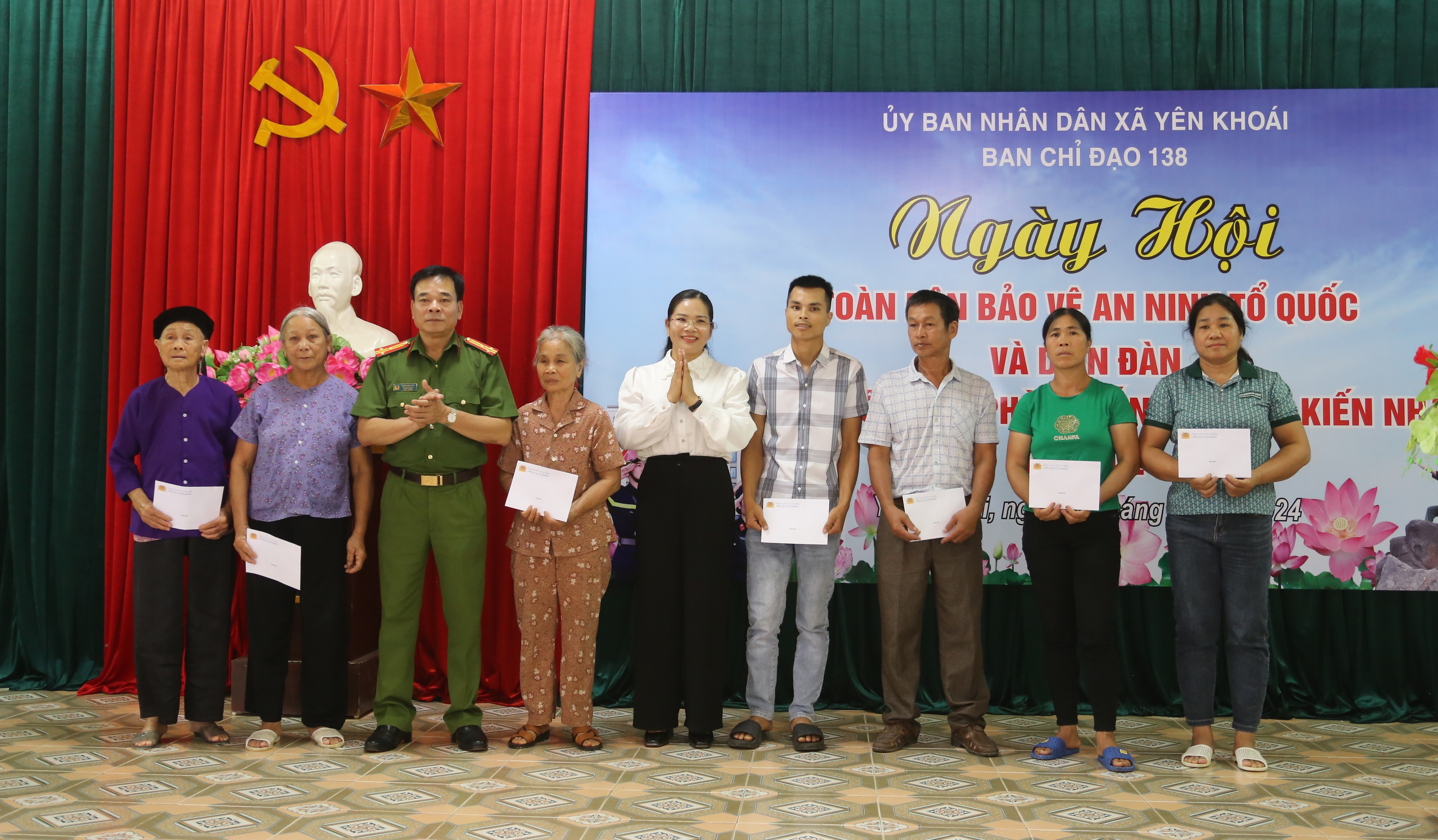 Lãnh đạo Văn phòng Cơ quan Cảnh sát điều tra Công an tỉnh và lãnh đạo UBND huyện Lộc Bình trao quà cho các gia đình chính sách