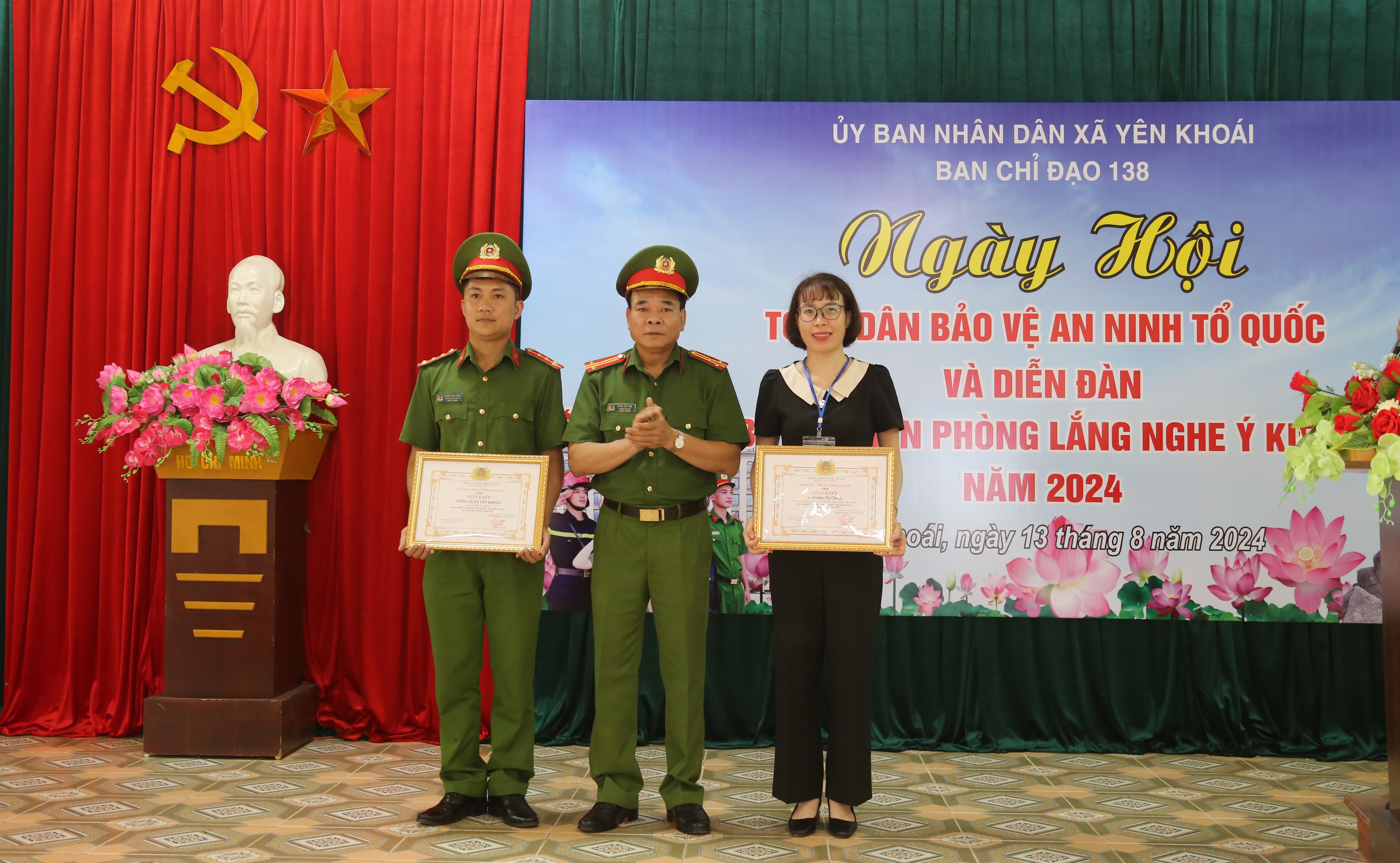 Lãnh đạo Văn phòng Cơ quan Cảnh sát điều tra trao giấy khen của Giám đốc Công an tỉnh cho tập thể, cá nhân tại ngày hội